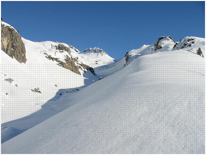 108-0877_IMG.jpg - Dans le vallon qui m�ne au Col du du Mont Rosset, nous prenons bien soin d'�viter les pentes charg�es du Mont Rosset.