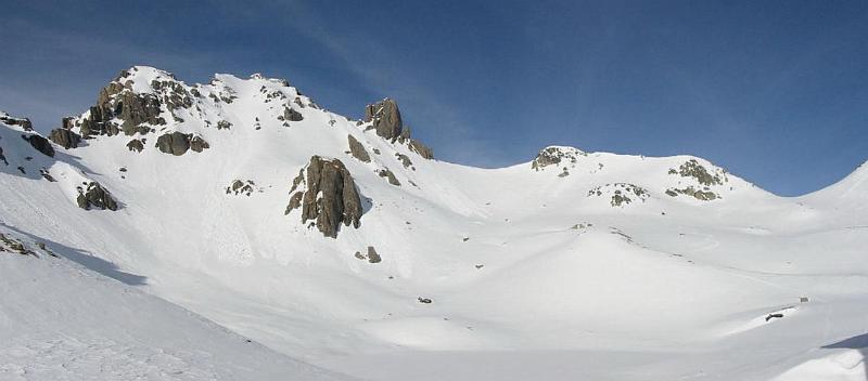 108-0893 Aig Grand Fond.jpg - Vue sur la Pointe de Presset (2858m) et le Col du Grand Fond (2671m). On montera jusqu'au col le lendemain pour voir si une travers�e par la Pointe de la Combe Neuve est faisable.