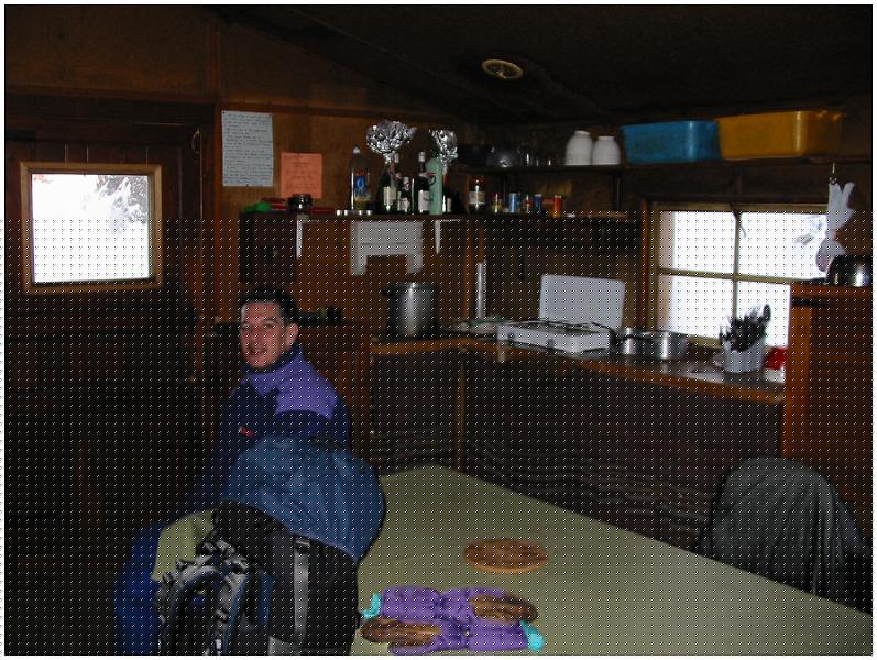 109-0904_IMG.jpg - Il fait bien froid dans le refuge et une petite chauffe est la bienvenue.