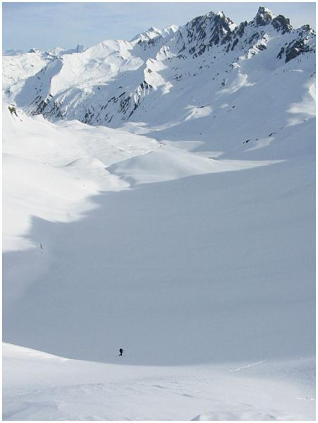 109-0923_IMG.jpg - Jean Claude arrive au fond du vallon plat tandis que je trace la mont�e au col