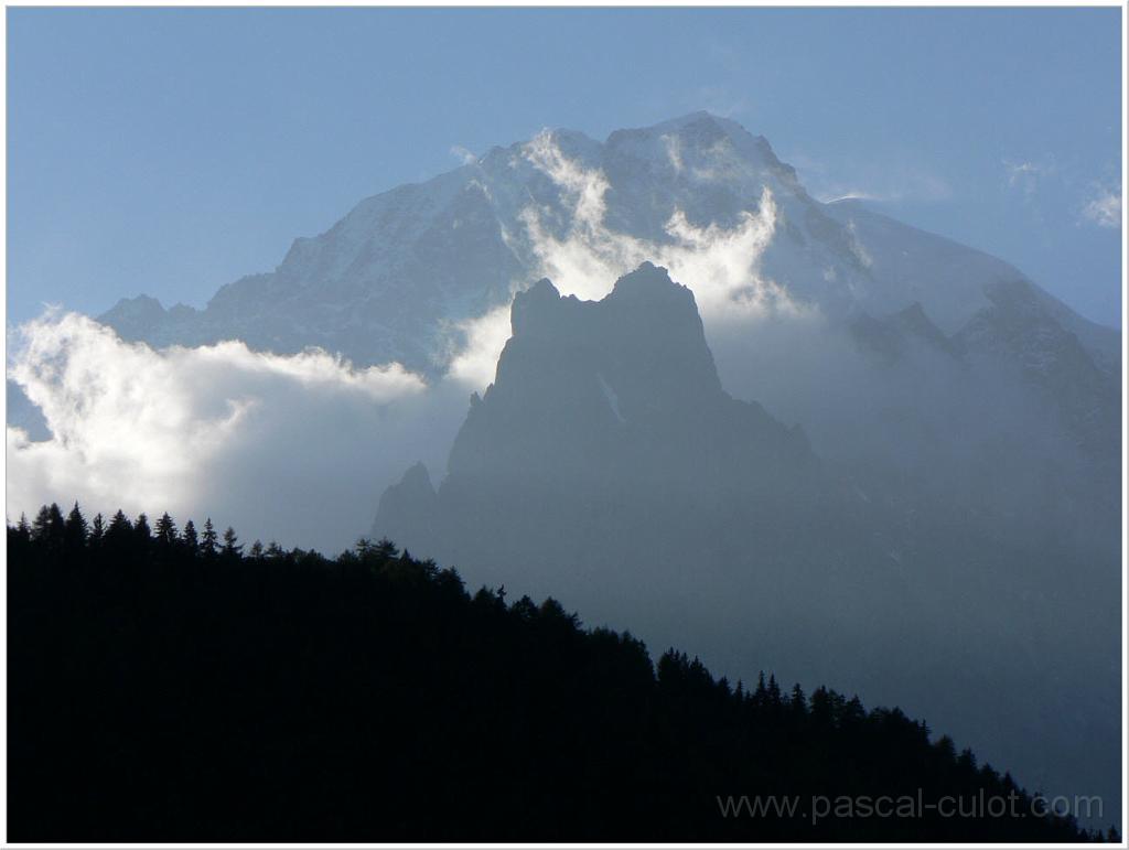 P1010023.jpg - L'Aiguille Noire de Peuterey se d�coupe sur le Mont Blanc.