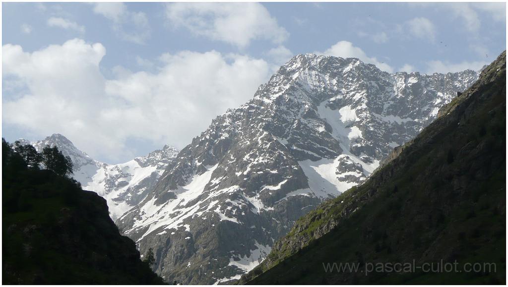 P1040938.jpg - Aiguille d'Olan (3371 m) vue de Champhorent.
Je l'ai gravie en 1982 par la voie normale (F) dont les premiers ascensionistes �taient Boileau de Castelnau et Pierre Gaspard p�re et fils en 1876 !