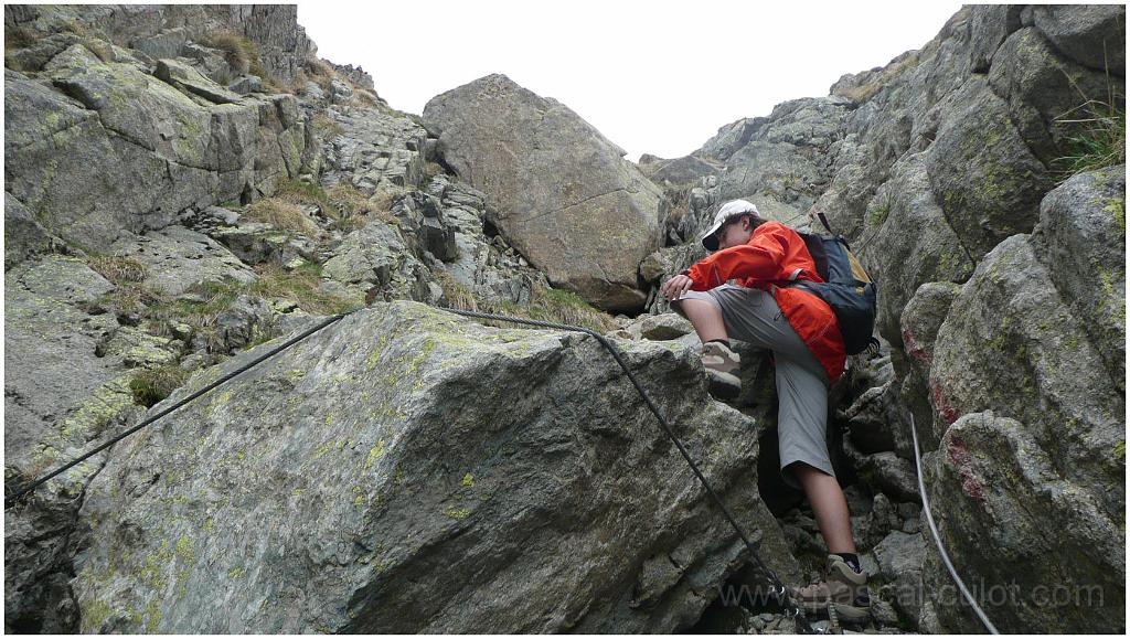 P1040954.jpg - Un gros bloc coinc�, renforc� par une �lingue