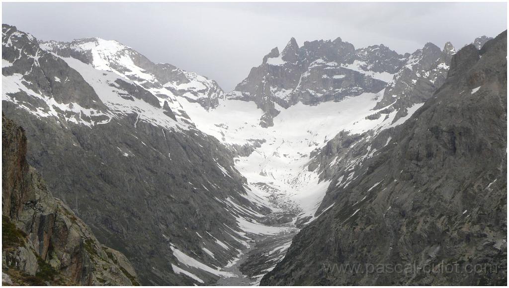P1040959.jpg - Enfin on d�couvre le fond du vallon des Etan�ons et la reine Meije.
L'enneigement est encore important il vaut mieux prendre les skis si on veut aller � la Br�che en cette saison !
