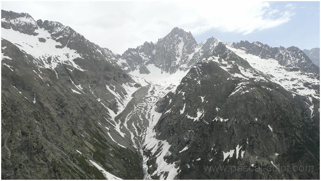 P1040960.jpg - Le vallon de Bonne Pierre avec le D�me de Neige des Ecrins (4015 m)