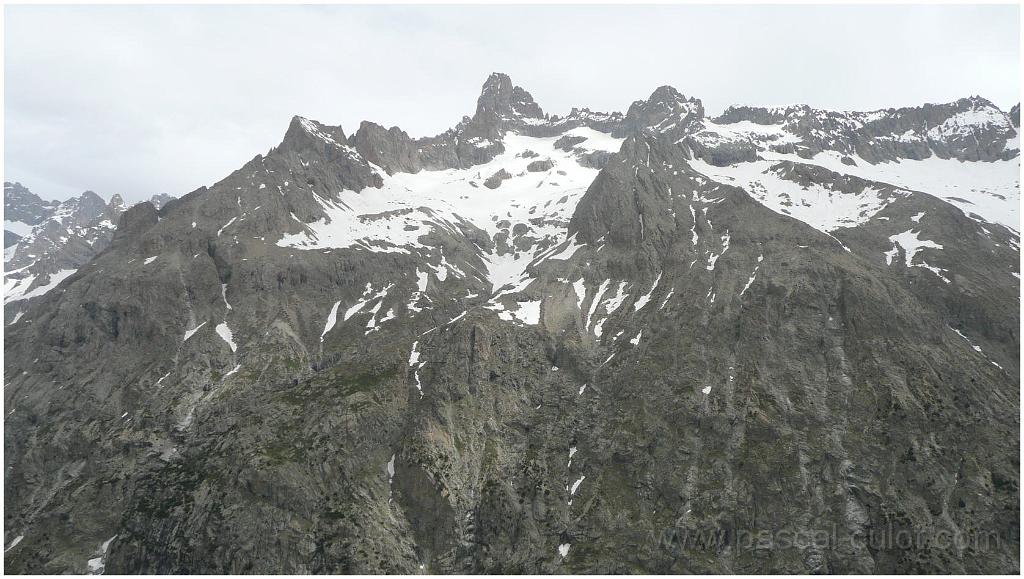 P1040961.jpg - Pic Bourcet (3697 m) qui cache le col de Casse D�serte et la Grande Ruine (3765 m)