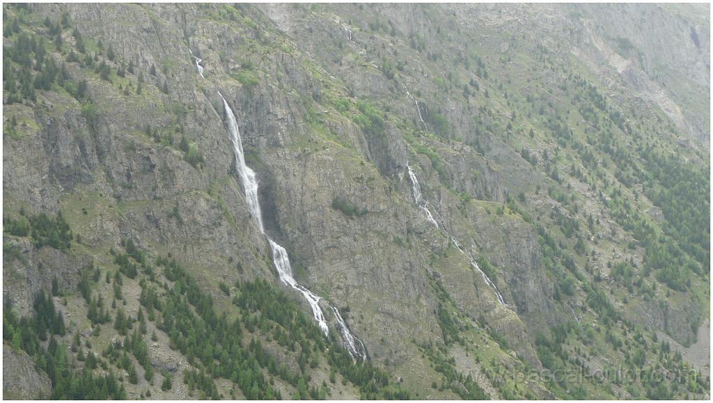 P1040994.jpg - Cascades sous le refuge de l'Alpe du Pin, en face de Saint Christophe en Oisans.