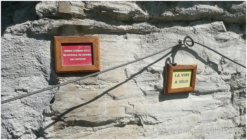 P1050151.jpg - L� c'est la bifurq entre, � gauche la voie ED - Le Grand Di�dre (la photo suivante montre la vire � suivre), et � droite la voie D.