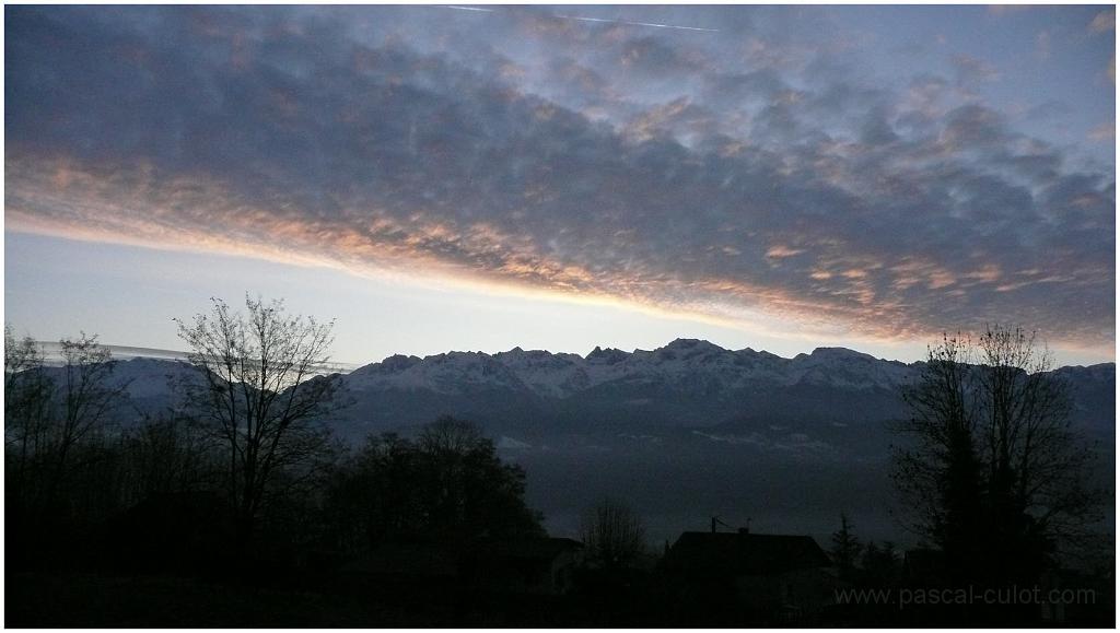 P1070468.jpg - En pr�liminaire quelques vues de Belledonne au lever de soleil lors d'un footing matinal � la Tour d'Arce (Saint Ismier).