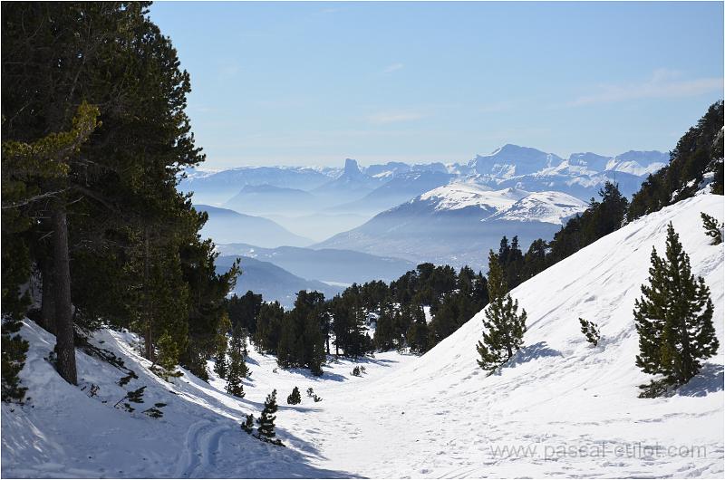 DSC_0453.jpg - Le Grand Veymond domine le Vercors, � droite du Mont AIguille.