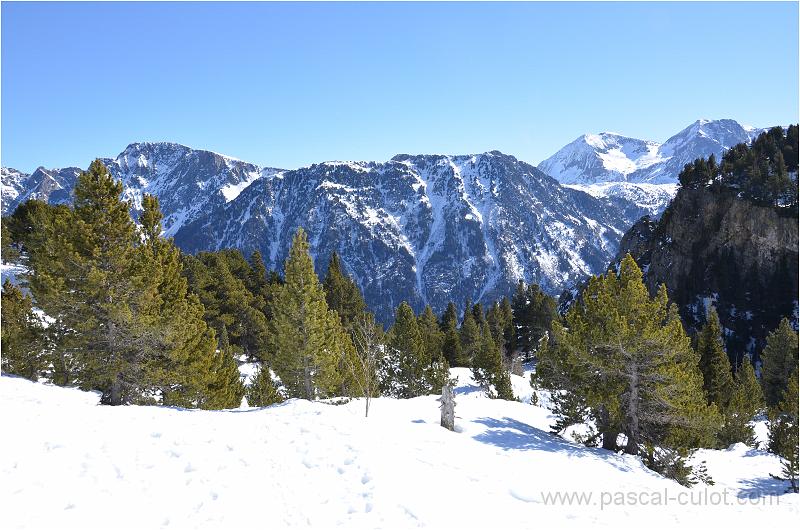 DSC_0458.jpg - Le Grand Galbert � gauche, en prolongement du plateau des Fourchus.