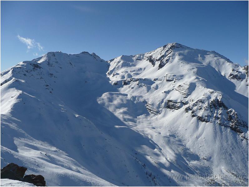 P1130604.jpg - Le haut du Vallon de Nareyroux: encore des pentes � l'ombre avec le poudreuse...