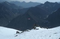 Un parapente s'envole de nido pour le camp de base