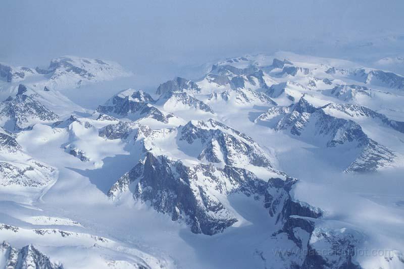 baf01.jpg - Survol du Nunavut avant l'arriv�e � Broughton
