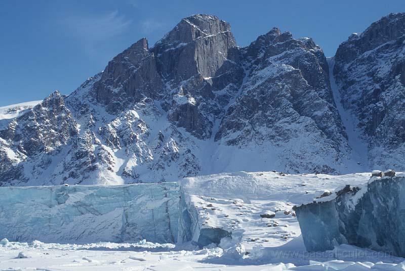 baf06.jpg - Le front du glacier du couronnement: le skidoo nous d�pose ici. C'est partit pour 12 jours de solitude