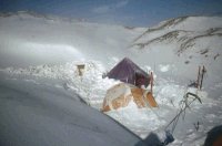 La neige souffl�e par le vent envahit notre camp
